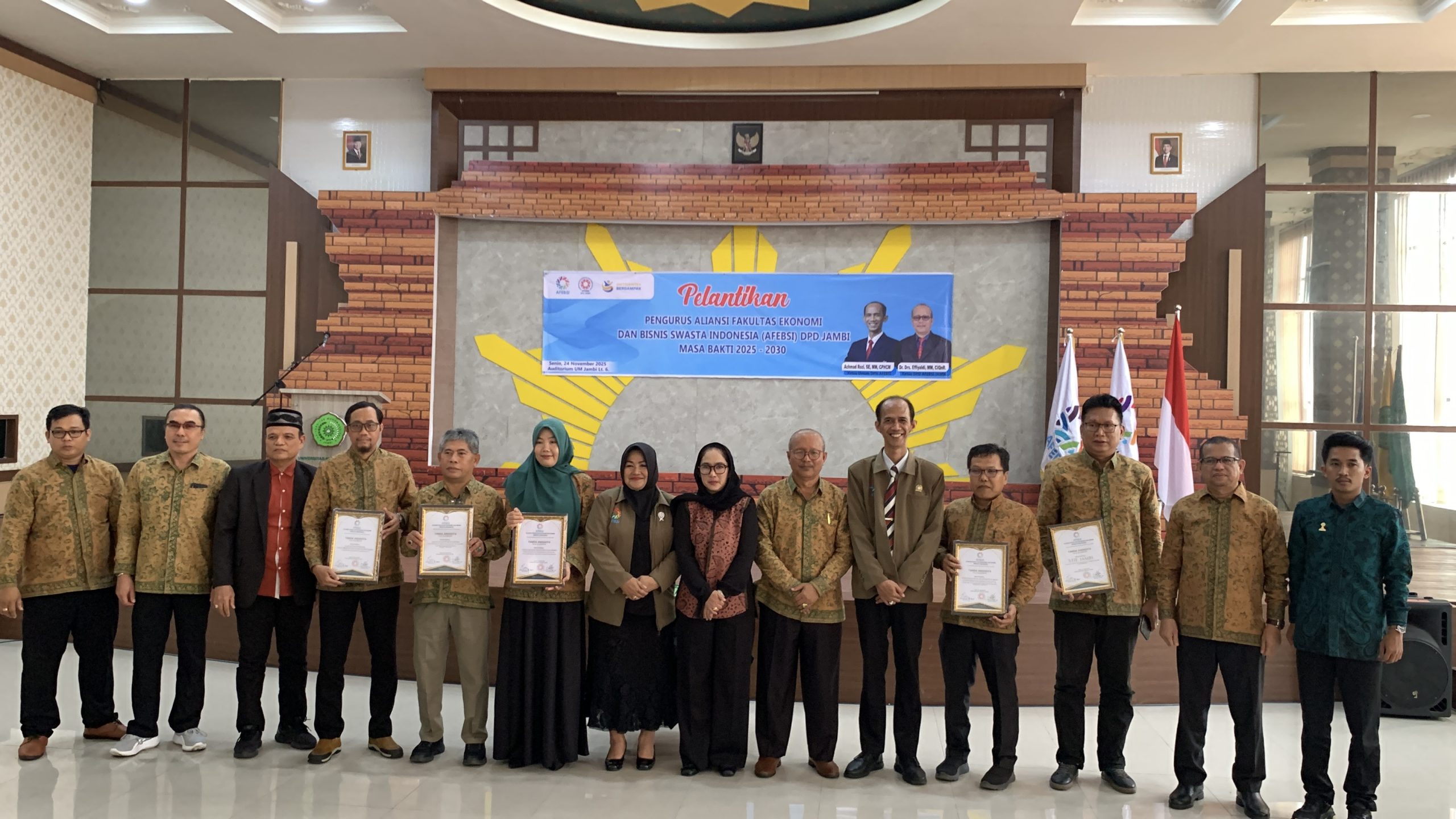 DPN AFEBSI Serahkan Kartu Anggota Institusi kepada 5 Perguruan Tinggi Swasta di Jambi.